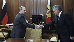 Putin si po schzce podává ruku s ministrem obrany ojguem.