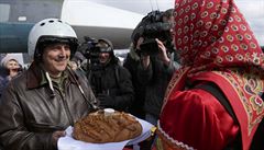 Ruské vojáky, kteí se vrátili ze Sýrie, na letiti vítali chlebem a solí.
