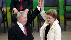 Brazilská prezidentka Dilma Rousseffová gratuluje bývalému prezidentovi Luizi...