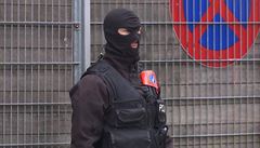 Jeden z ozbrojených policejních písluník bhem zátahu v bruselském...