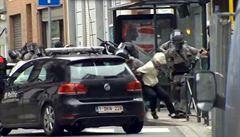 Snímek ukazuje zřejmě moment, kdy byl Salah Abdeslam zadržen. | na serveru Lidovky.cz | aktuální zprávy