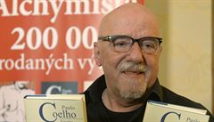 Jednou napíšu i o Golemovi, řekl Coelho v Praze. Neznámý malíř z jeho první návštěvy se neobjevil