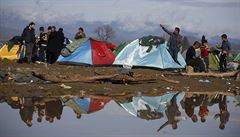 Syrtí uprchlíci na makedonské hranici odpoívají u svých stan.