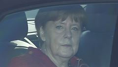 Angela Merkelová pijídí na zasedání CDU.