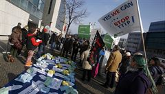 Odprci TTIP protestují proti sídlem CDU v Berlín.
