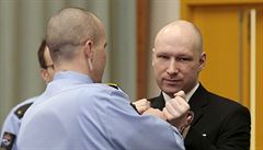 Masový vrah Breivik v soudní síni vězení Skien.