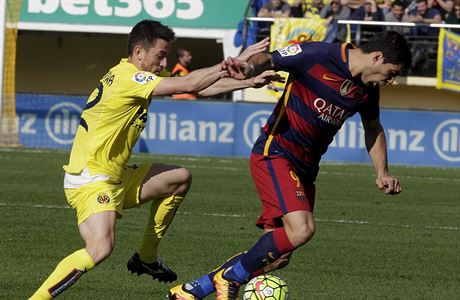 Obrana Villarrealu dvakrát marn nahánla hráe Barcelony, zápas ale skonil 2:2.