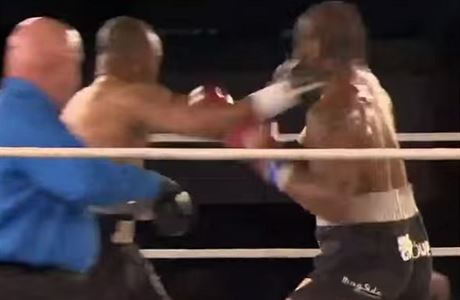 Roy Jones knockoutuje Vyrona Phillipse.