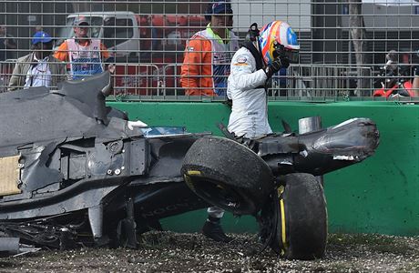 Formulový závodník Alonso havaroval.
