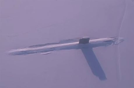 Americká ponorka prorazila nkolik centimetr silný led.