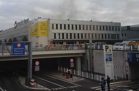 Pohled na bruselsk letit Zaventem po vbuchu.