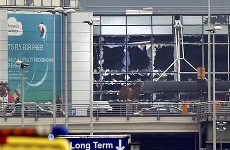 Exploze roztítila sklenné výpln oken bruselského letit.