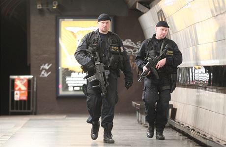 Policejní hlídky v praském metru.