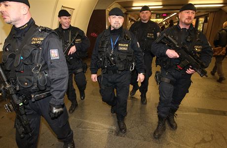 Skupiny policist hlídkují v praském metru.