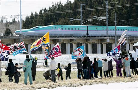 Lidé vítají vlak inkanzen v Hokkaidó