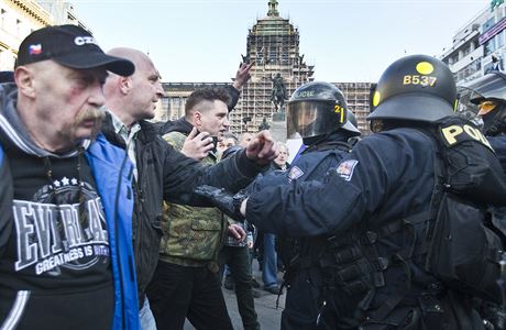 Stet mezi policií a píznivci lídra ultrapravicové Národní demokracie Adama A. Bartoe (bezen 2016).