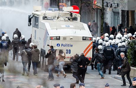 Policejní auto s vodními dly rozhání demonstranty v Bruselu