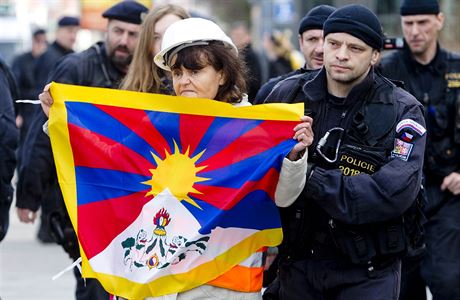 Policisté odvádí aktivisty, kteí se pokoueli vyvsit tibetské vlajky místo...