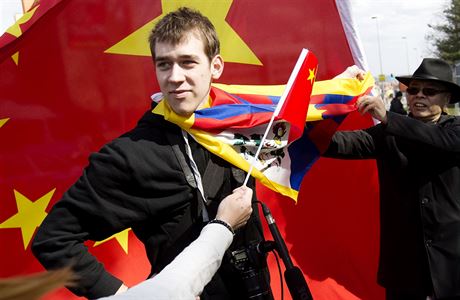 Mu protestuje proti ínské návtv s tibetskou vlajkou uvázanou kolem krku.