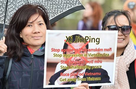 Ruce pry od Vietnamu, ádaly transparenty na protiínském shromádní na praské Kamp.