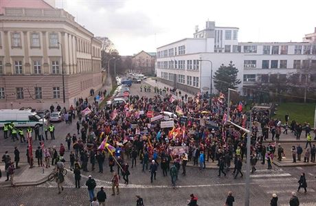 Pohled na pochod proti nsk lidskoprvn politice z Kuerova palce na...