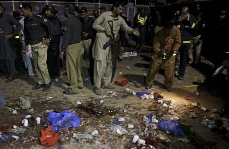 Následky sebevraedného výbuchu v pákistánském Láhauru.