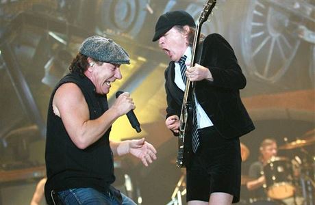 Zpvák Brian Johnson a kytarista Angus Young z australských AC/DC pi koncertu...