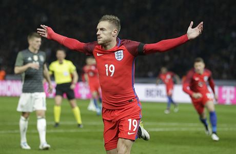 Jamie Vardy se raduje z glu, kterm Anglian snili na 1:2