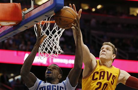 Timofej Mozgov blokuje Dewayneho Dedmona z Orlanda.