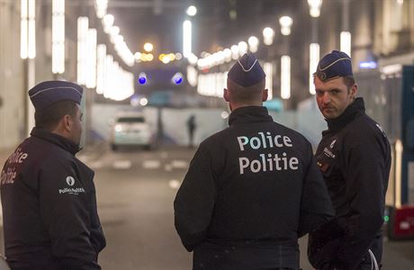 Policie na bruselském letiti.