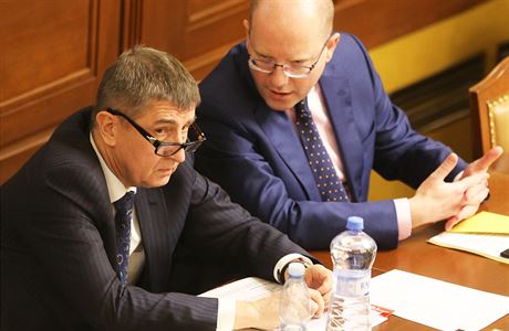 Andrej Babi (vlevo) a Bohuslav Sobotka bhem jednání v Poslanecké snmovn.