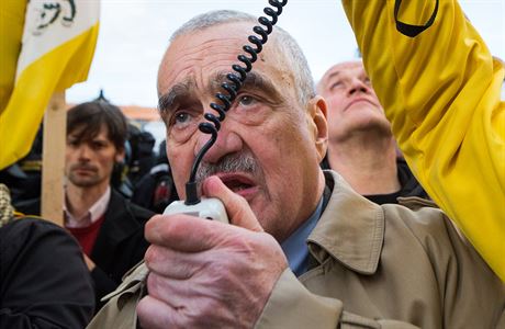 Karel Schwarzenberg na demonstraci proti nskmu prezidentovi Si in-pchingovi.