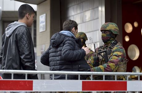 Belgití vojáci kontrolují lidi u vchodu do bruselského metra.