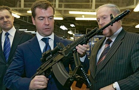 Rusk premir Medvedv a nov samopal Kalanikov.