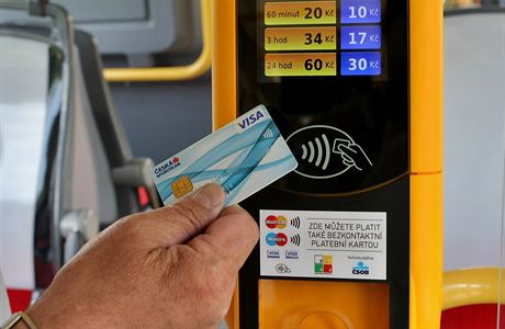 Automat umoující platbu za jízdenku bankovní kartou v plzeské MHD.
