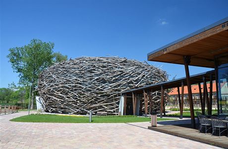 Jízdárna v Olbramovicích ve tvaru apího hnízda (20062010) od architekta...