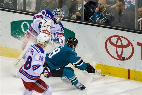 Tomá Hertl bojuje o kotou s obranou NY Rangers.