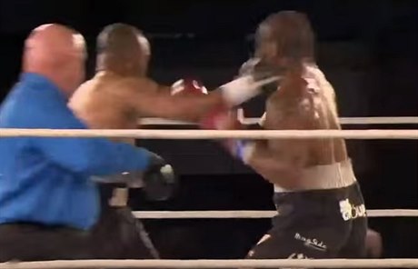 Roy Jones knockoutuje Vyrona Phillipse.