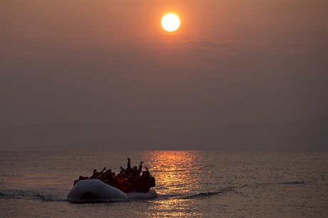 Migranti piplouvají na ecký ostrov Lesbos.