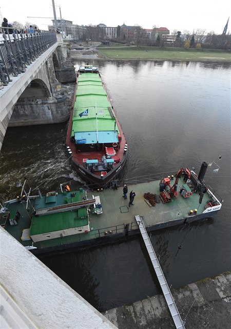 Nákladní lodi, která v pondlí zablokovala labskou vodní cestu v Dráanech