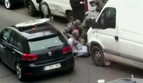 Snímek zejm ukazuje chvíli zadrení Salaha Abdeslama.