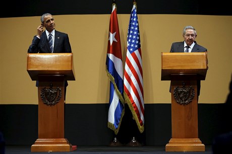 Obama a Castro na tiskové konferenci.