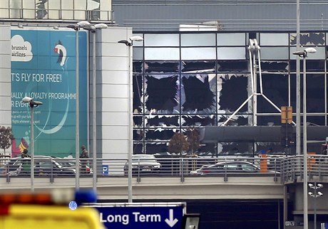 Exploze roztítila sklenné výpln oken bruselského letit.
