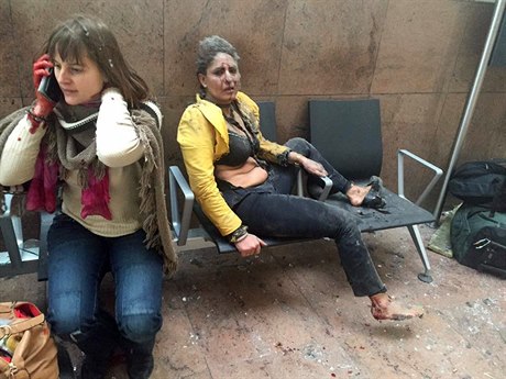 Zranní lidé po teroristických útocích v belgickém Bruselu
