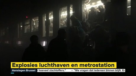 Policist pomhaj lidem uvznnm v metru.