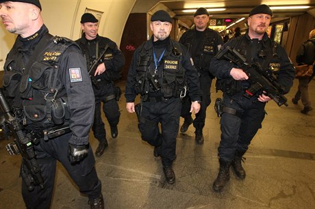 Skupiny policist hlídkují v praském metru.