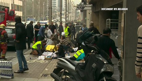 Záchranái oetují zranné lidi, kteí peili výbuch v bruselském metru.