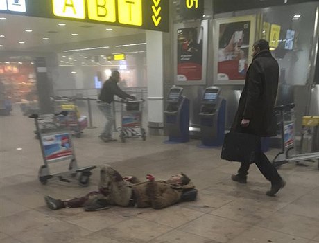Ranný po výbuchu na letiti Zaventem v Bruselu.