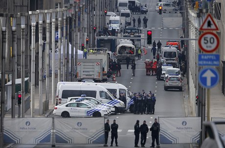 Policisté a záchranái zabezpeují po útoku ve stanici metra Maalbeek ulici Rue...