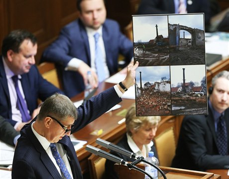 Andrej Babi pi mimoádné schzi ke kauze apí hnízdo pouil i grafiku.